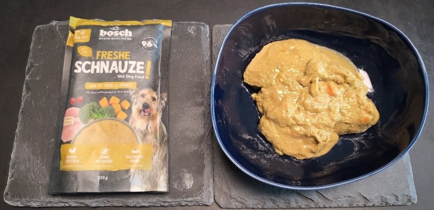 bosch Freshe Schnauze Huhn mit Kürbis und Brokkoli – püriertes Nassfutter in einer Hundeschüssel, cremige braune Masse mit Gemüsestückchen