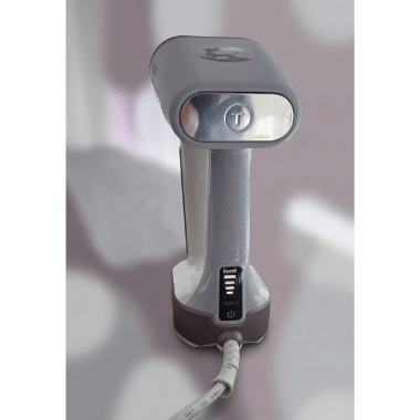 Nahaufnahme des Tefal Pure Force Dampfglätters mit Dampfaustritt