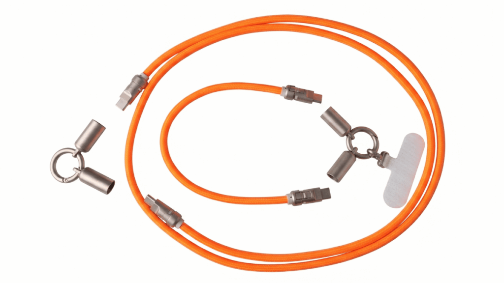 MoKo Handykette mit USB-C-Ladekabel in Orange auf hellem Hintergrund
